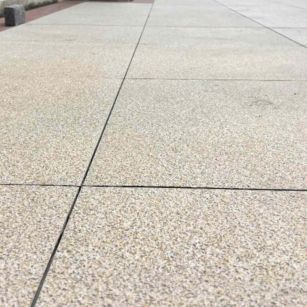 呼伦贝尔 黄金麻花岗岩石板材荔枝面地面铺装效果