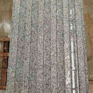 呼伦贝尔 芝麻白花岗岩荔枝面雕刻盲道，盲条