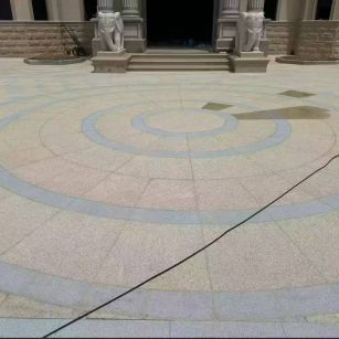 呼伦贝尔 黄金麻芝麻灰花岗岩石材地铺拼接效果