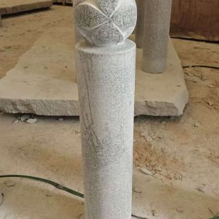 呼伦贝尔 芝麻白花岗岩石材挡车石柱、停车柱、圆柱挡车柱、方柱挡车柱等