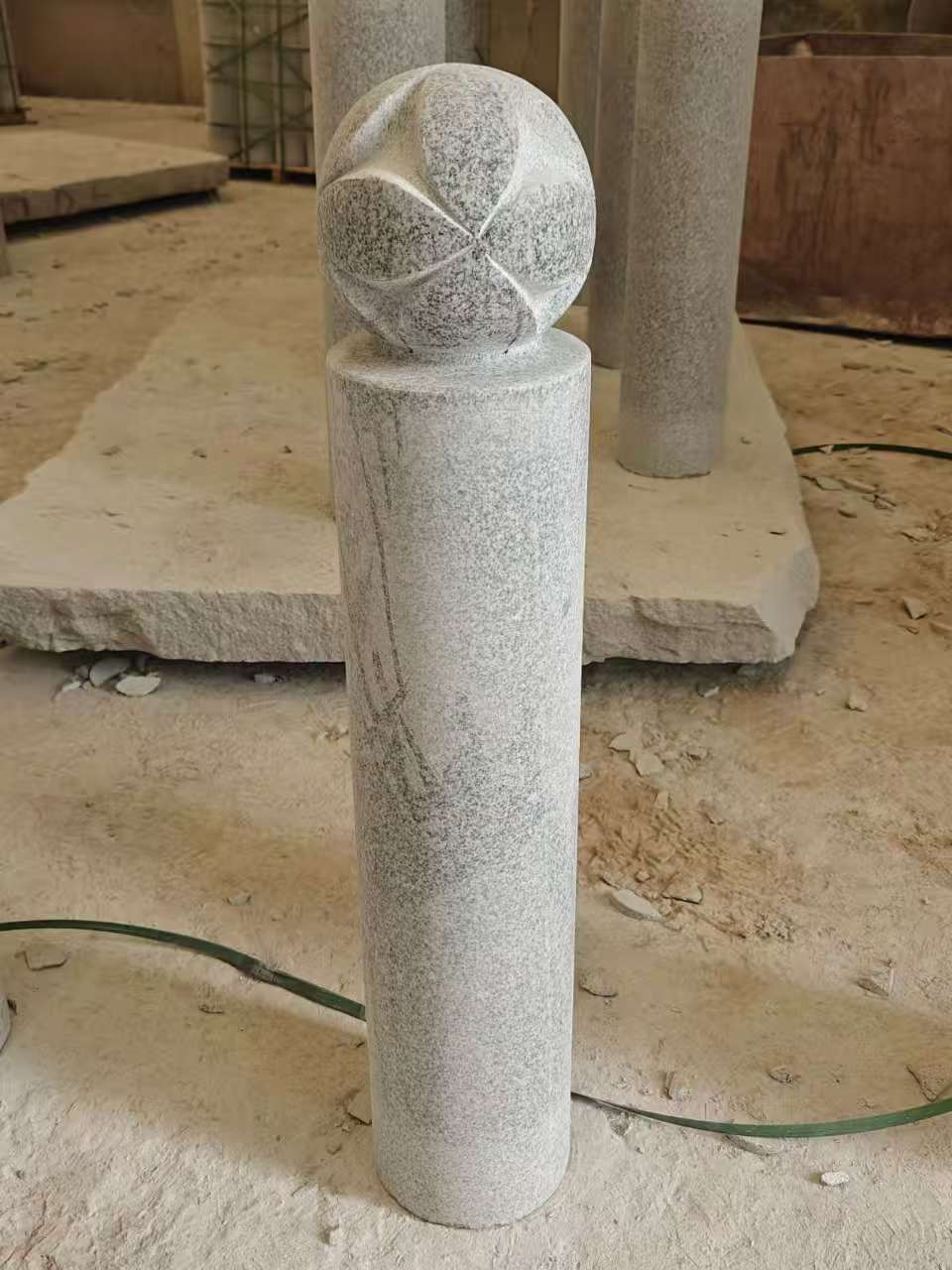 呼伦贝尔 芝麻白花岗岩石材挡车石柱、停车柱、圆柱挡车柱、方柱挡车柱等