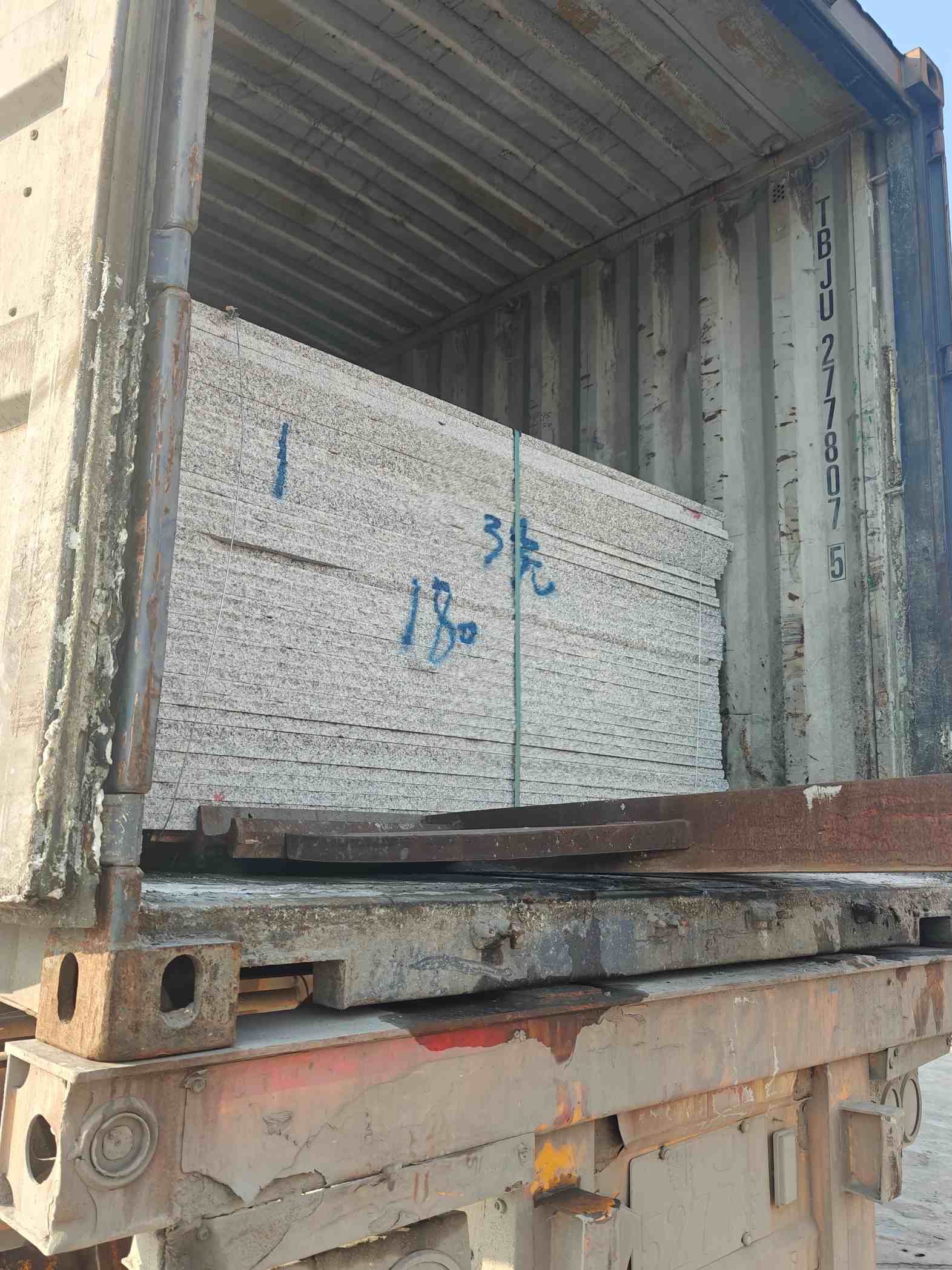 呼伦贝尔 芝麻白花岗岩石材3.0公分光面毛板装柜出货