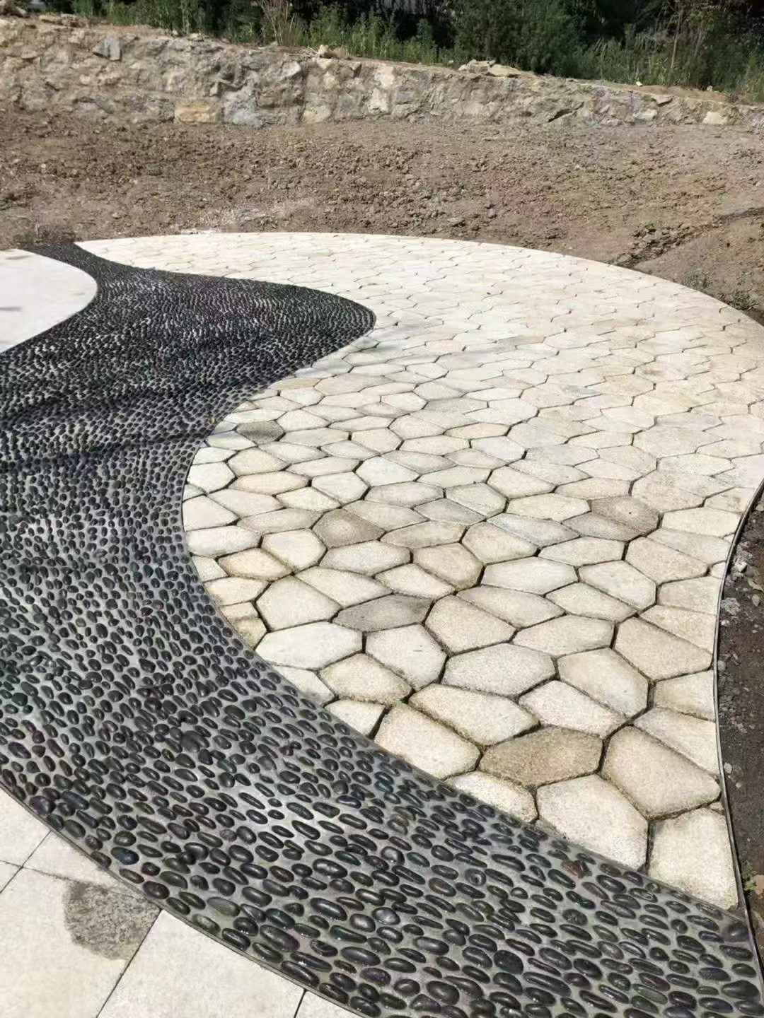 呼伦贝尔 黄金麻冰裂纹地铺石工地铺装案例