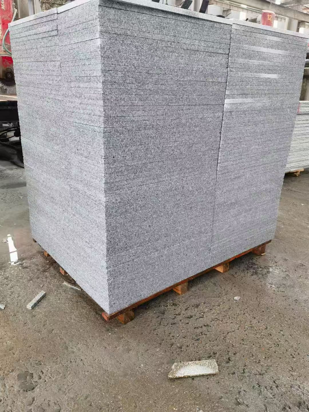 呼伦贝尔 芝麻白火烧面1.8厚300*600地铺石，尺寸标准，厚薄均匀