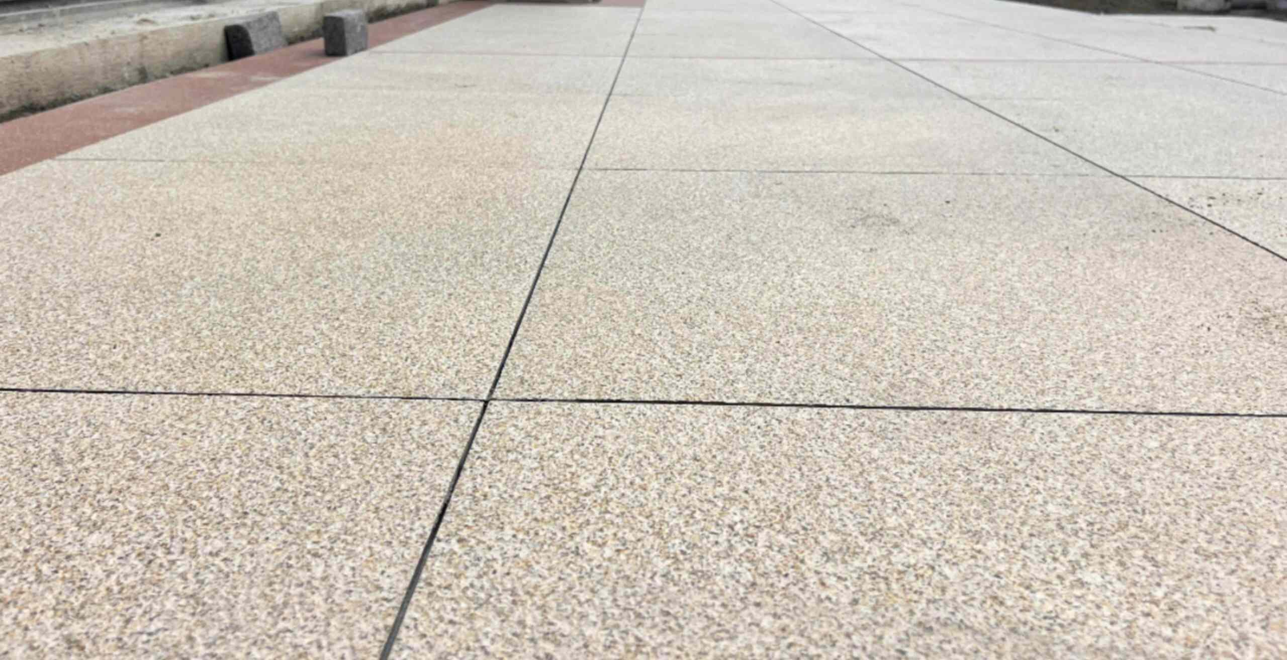 呼伦贝尔 黄金麻花岗岩石板材荔枝面地面铺装效果