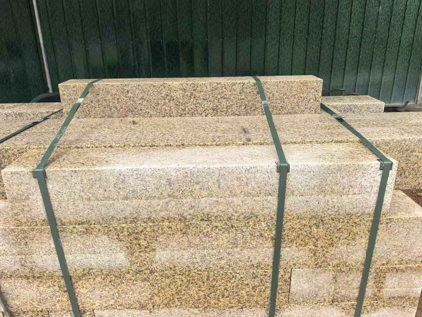 呼伦贝尔 黄金麻花岗岩石材机切面栏杆料半成品