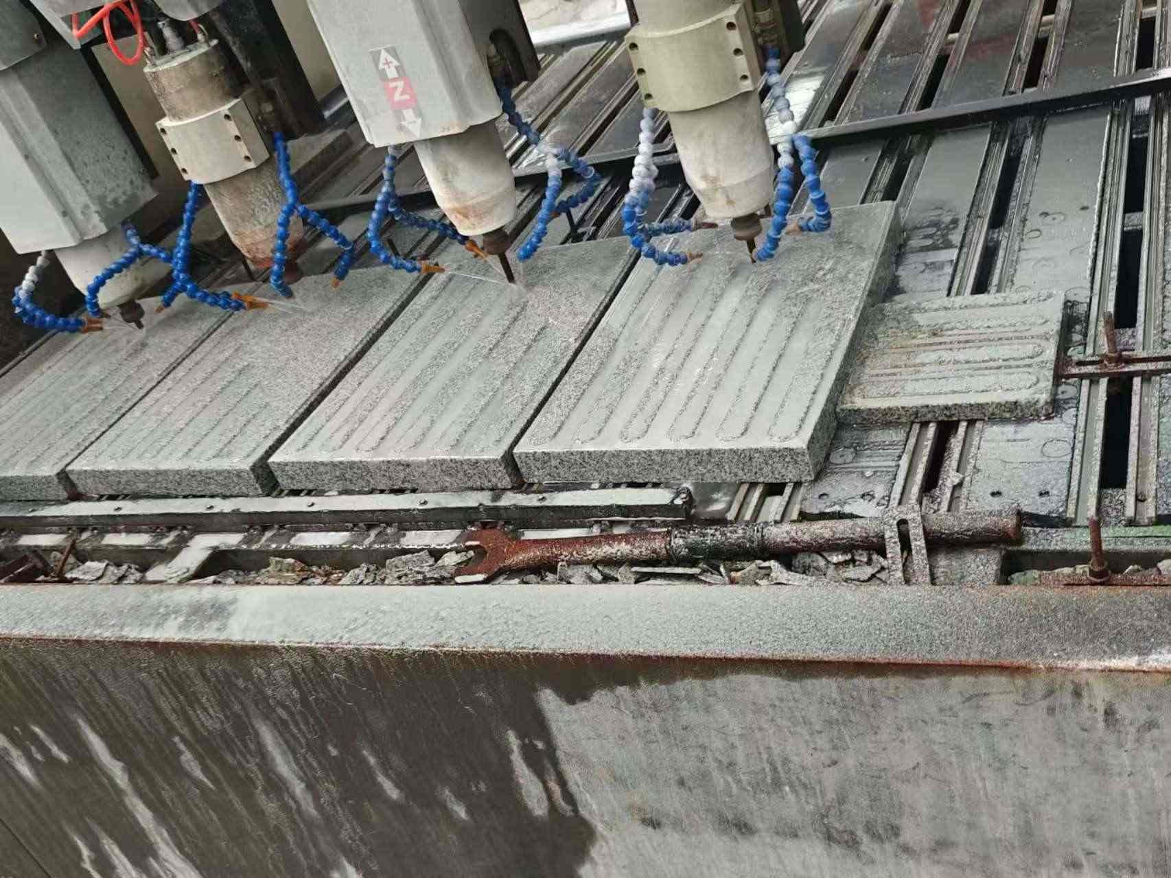 呼伦贝尔 芝麻白花岗岩荔枝面盲道雕刻