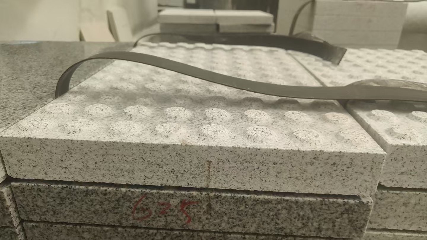 呼伦贝尔 芝麻白花岗岩6.0公分荔枝面五轴加工雕刻盲点