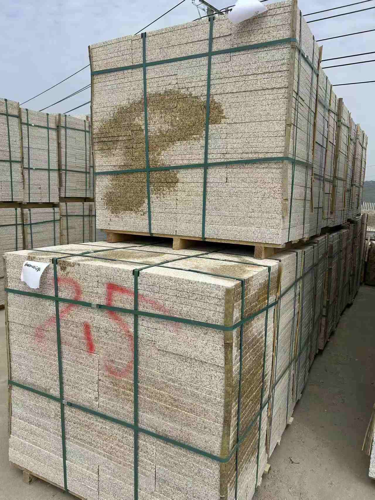 呼伦贝尔 黄金麻花岗岩石材荔枝面地铺石2.5*300*600