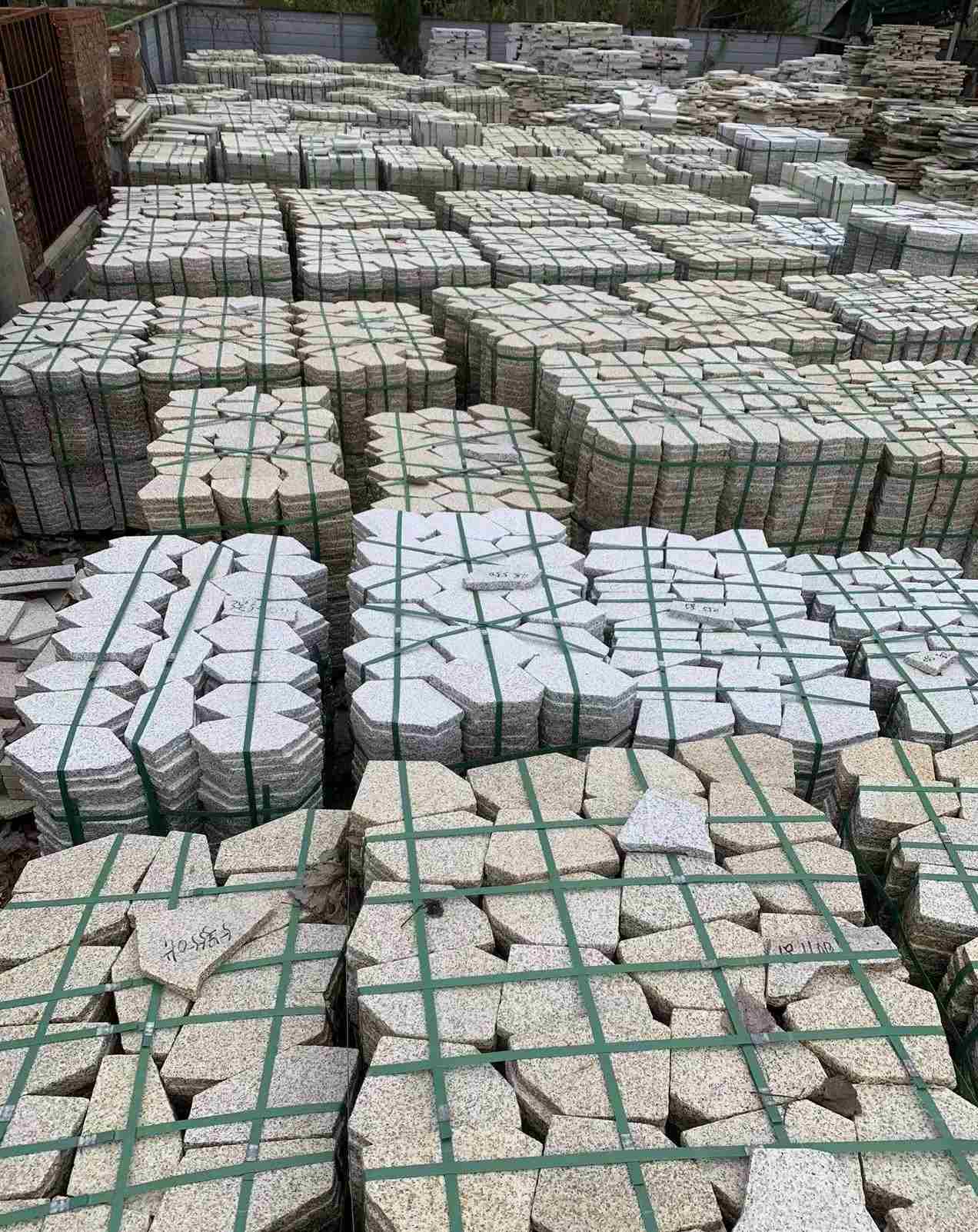 呼伦贝尔 黄金麻白麻花岗岩荔枝面地铺石(冰裂纹)