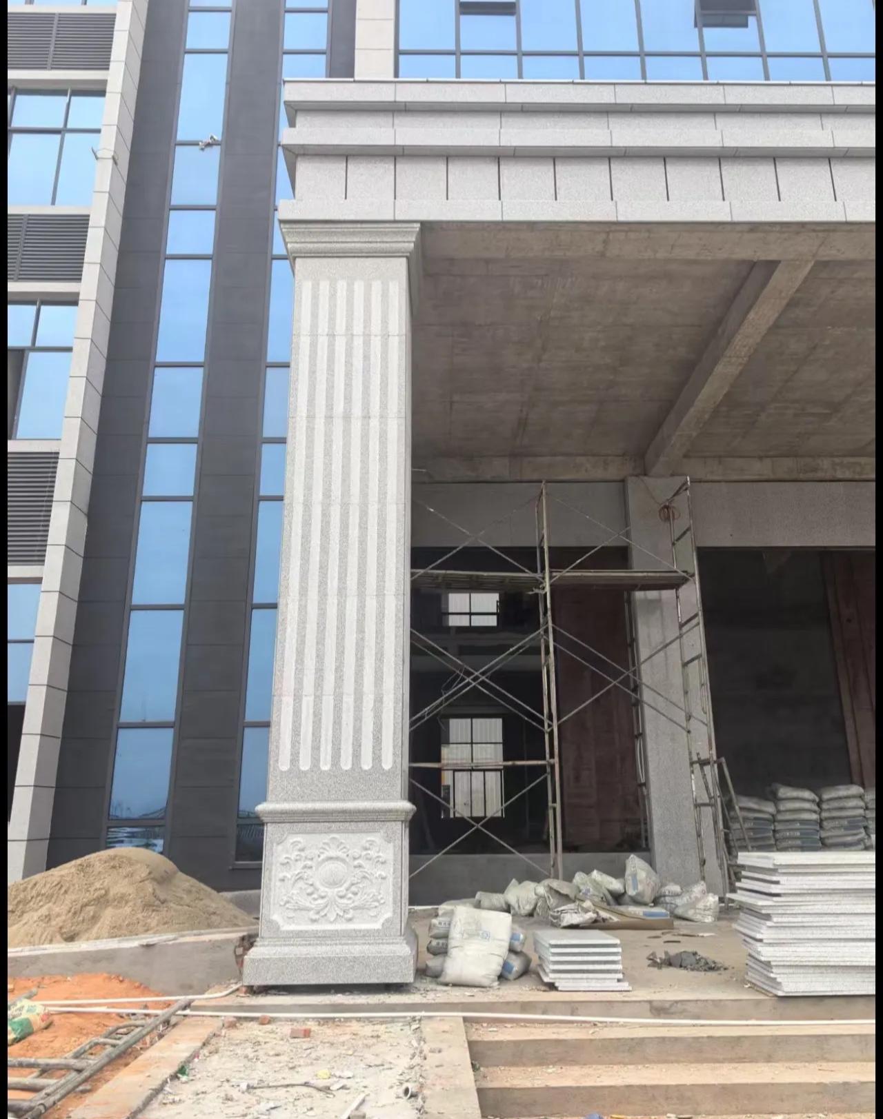 呼伦贝尔 芝麻白光面花岗岩门楼大柱（罗马柱）配雕花底座