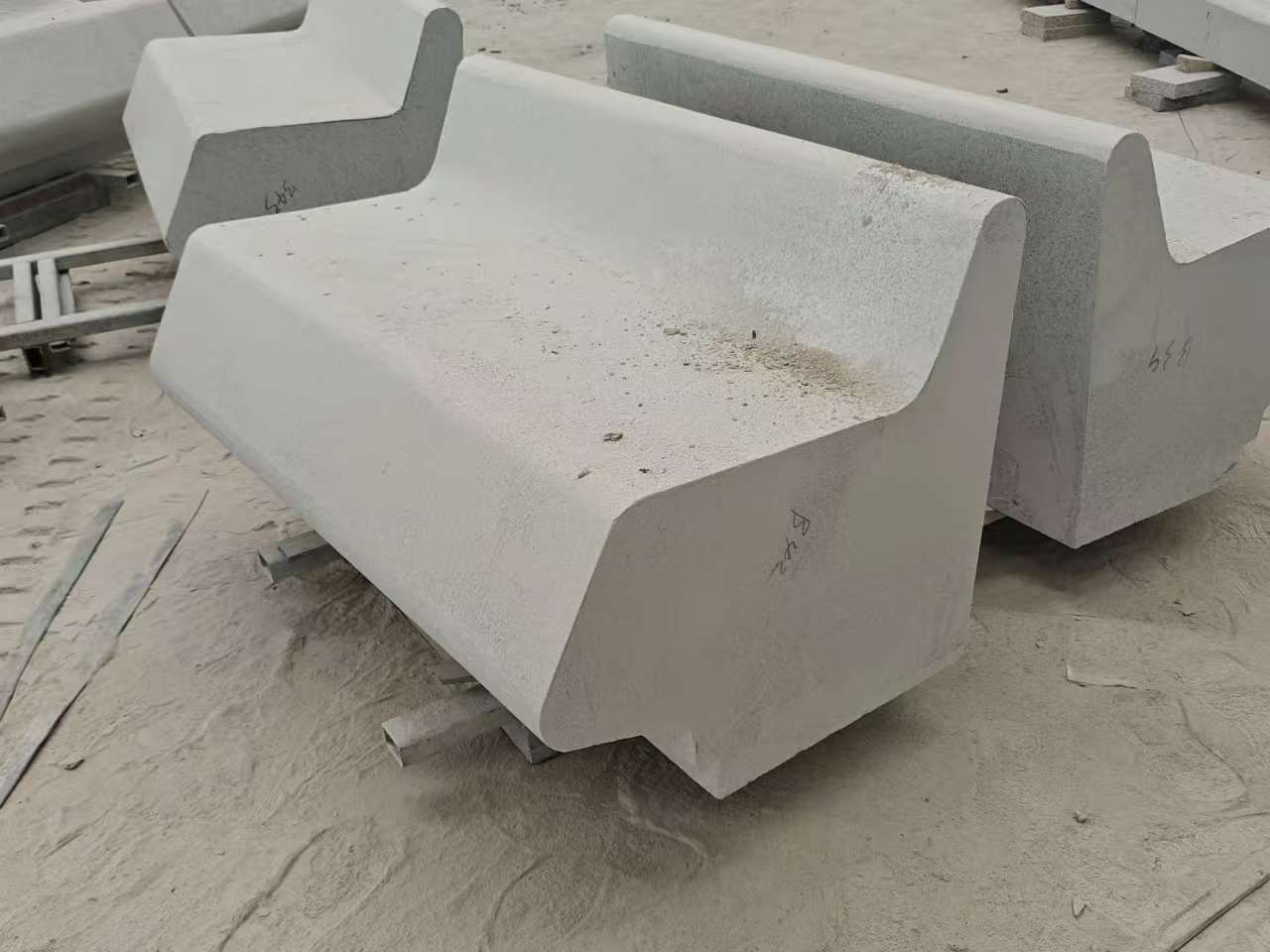 呼伦贝尔 芝麻白花岗岩异形坐凳，石凳