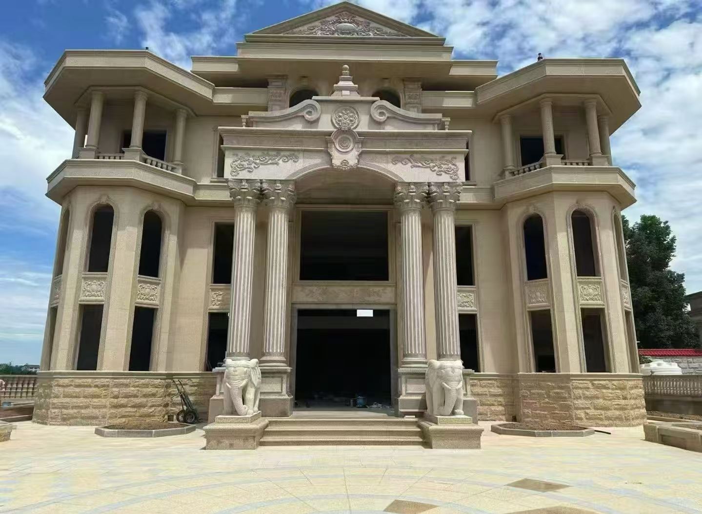 呼伦贝尔 黄金麻别墅外墙干挂，大柱，大象，蘑菇石，雕花板