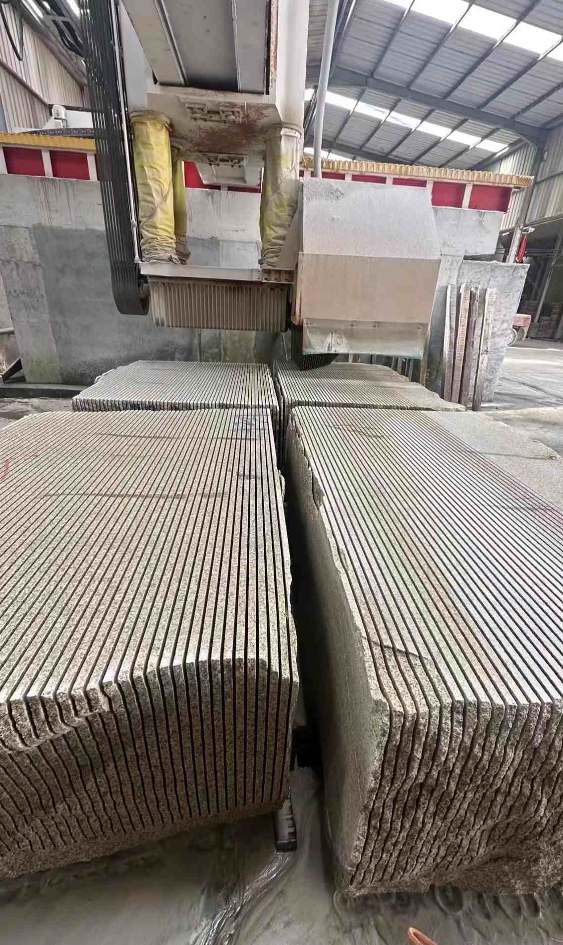 呼伦贝尔 车间生产日常，黄金麻白麻花岗岩