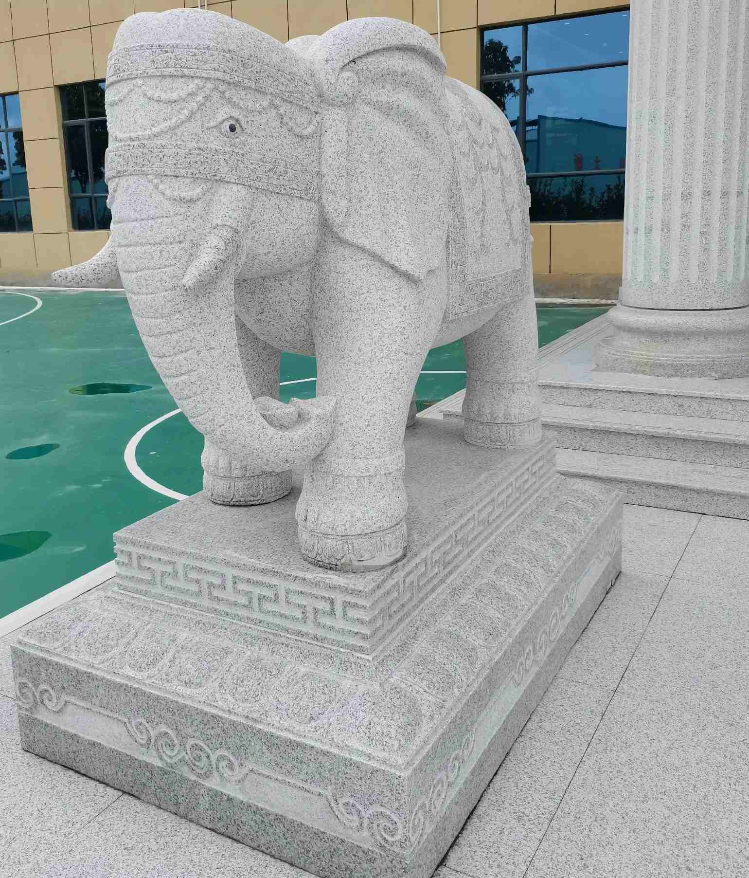 呼伦贝尔 白麻花岗岩动物异形石雕-大象