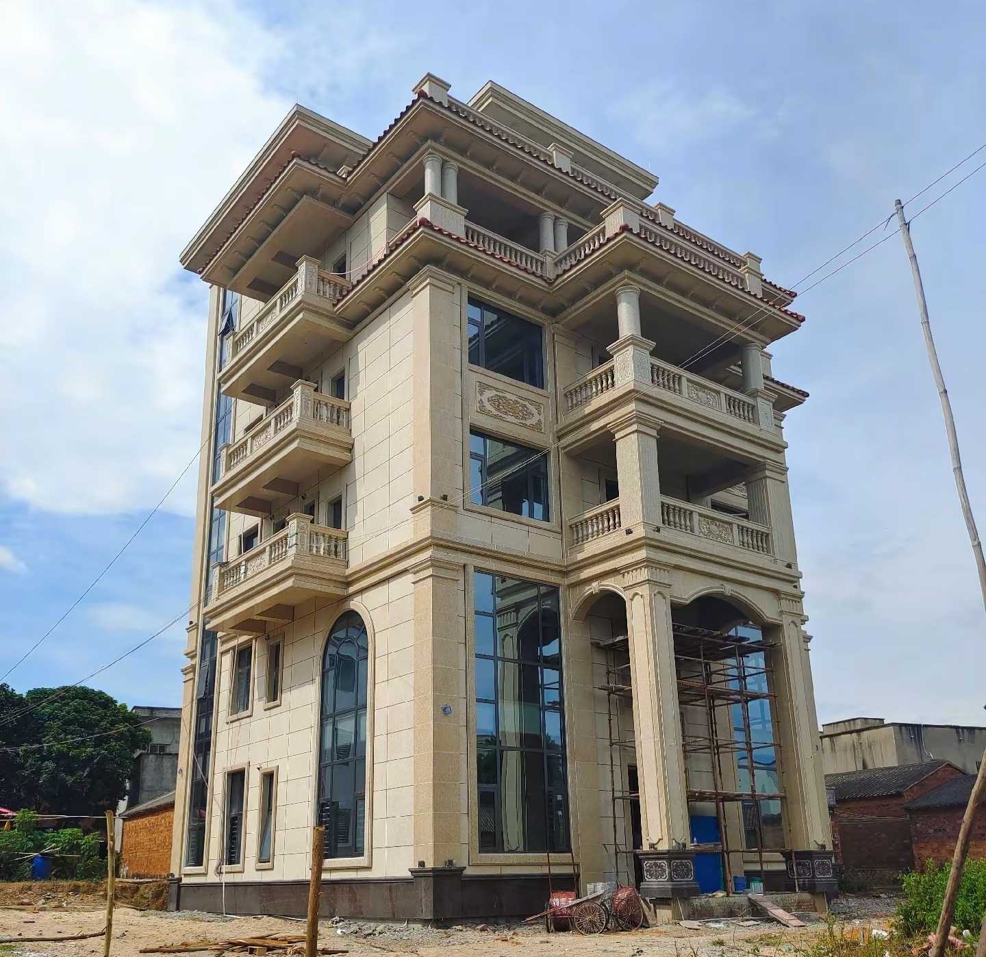 呼伦贝尔 黄金麻花岗岩石材别墅外墙干挂搭配（雕花栏杆花瓶柱门楼罗马柱）