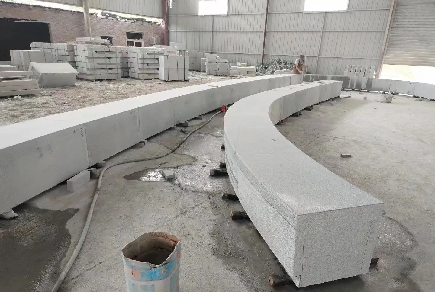 呼伦贝尔芝麻白花岗岩石板材 园林光面弧形坐凳