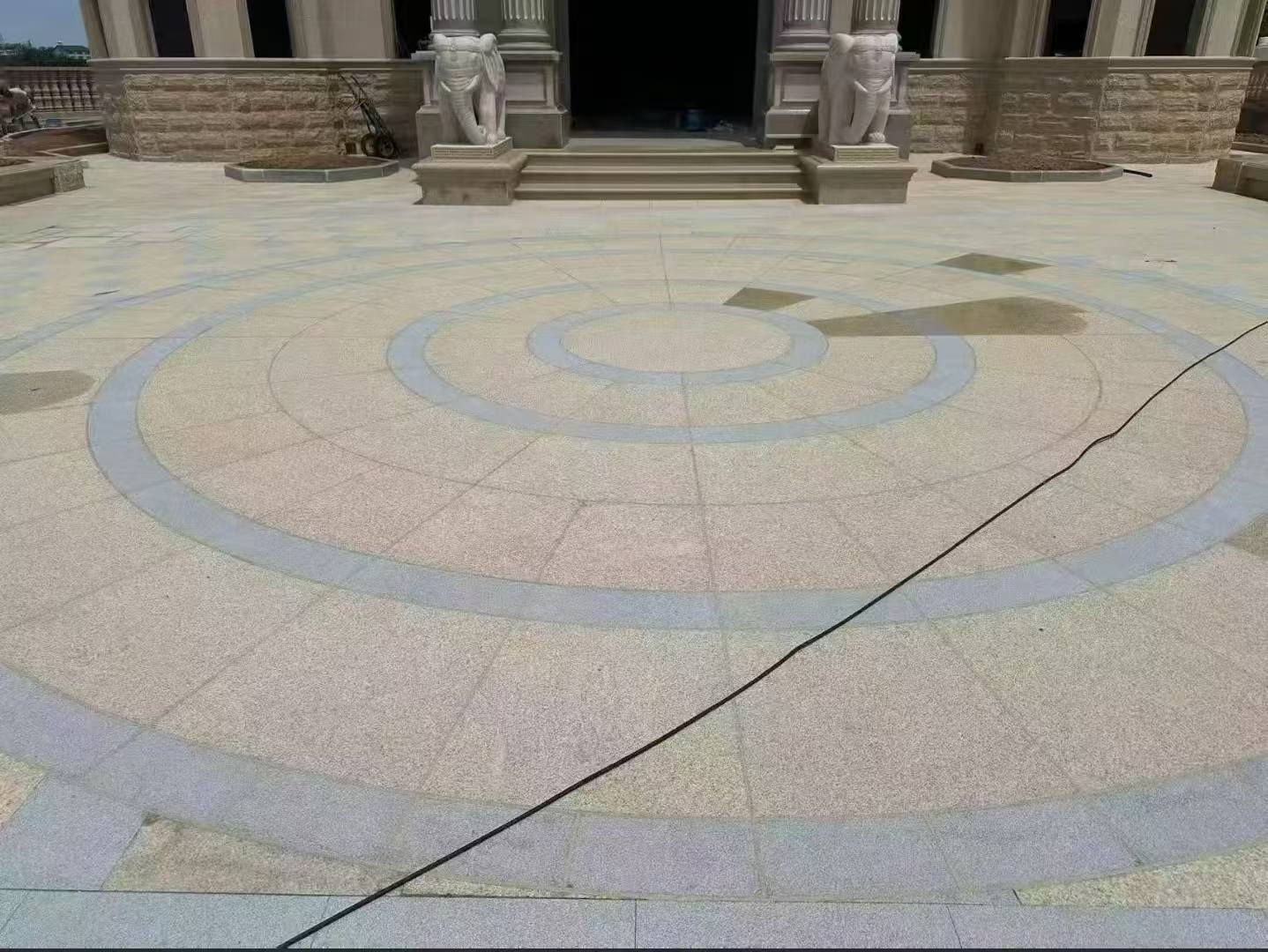 呼伦贝尔 黄金麻芝麻灰花岗岩石材地铺拼接效果