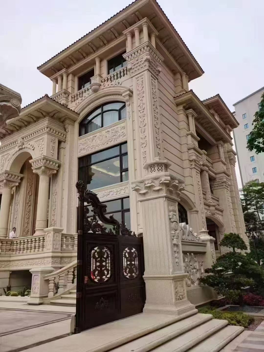 呼伦贝尔 黄金麻花岗岩别墅外墙干挂效果展示