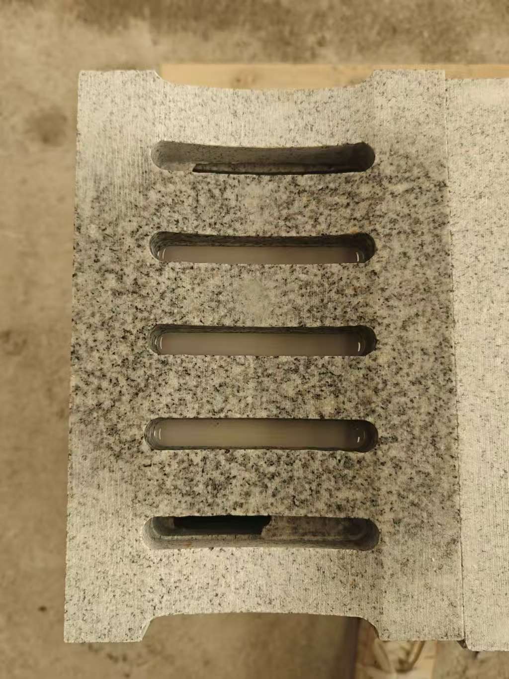 呼伦贝尔 芝麻白拉丝面花岗岩U型开槽排水槽