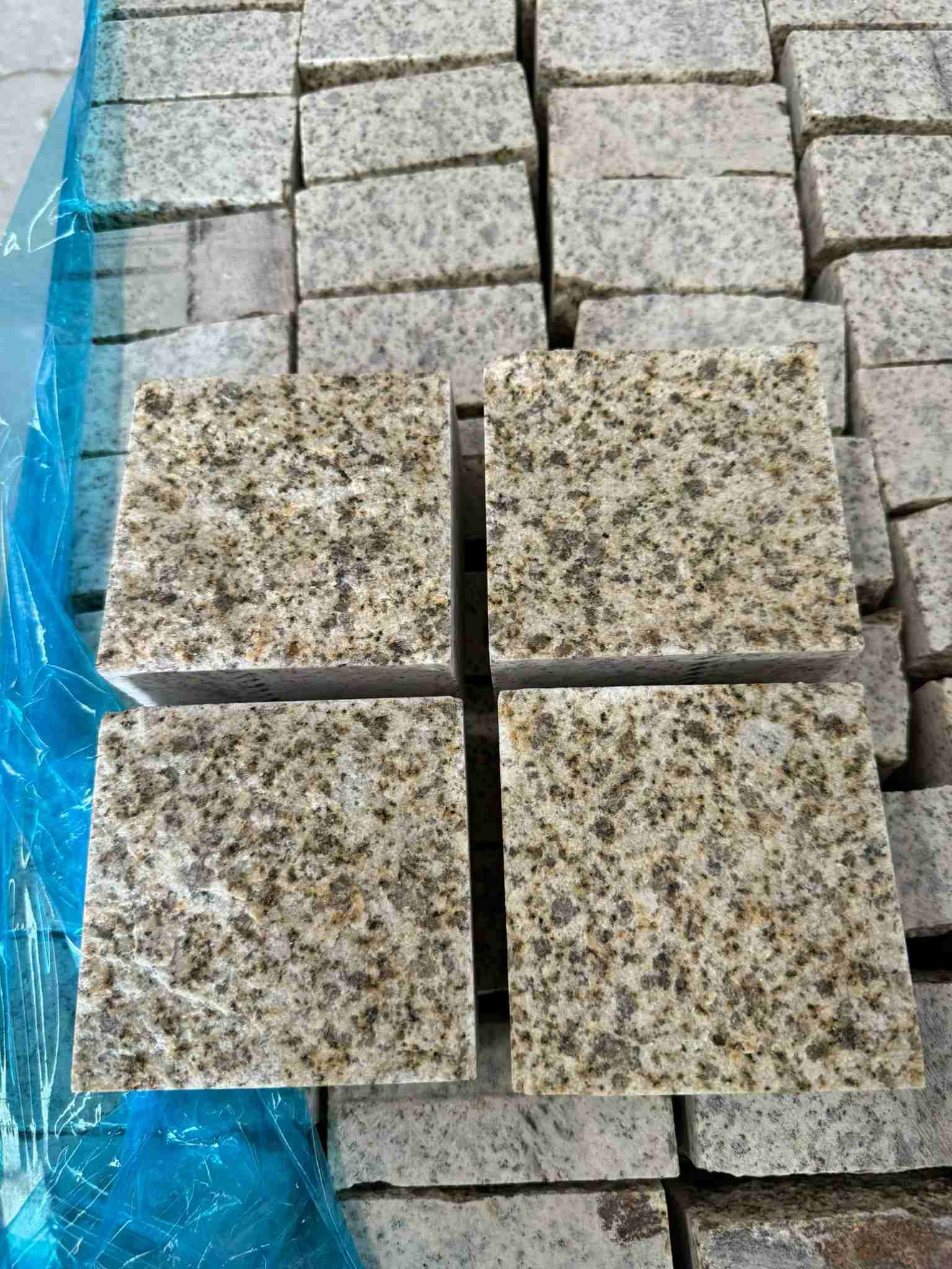 呼伦贝尔 黄金麻花岗岩自然面小方块，弹石，马蹄石等