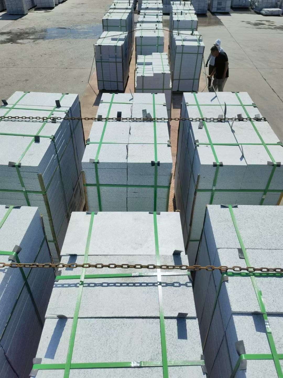 呼伦贝尔 芝麻白花岗岩5公分地铺石 花岗岩厂家工厂装车日常