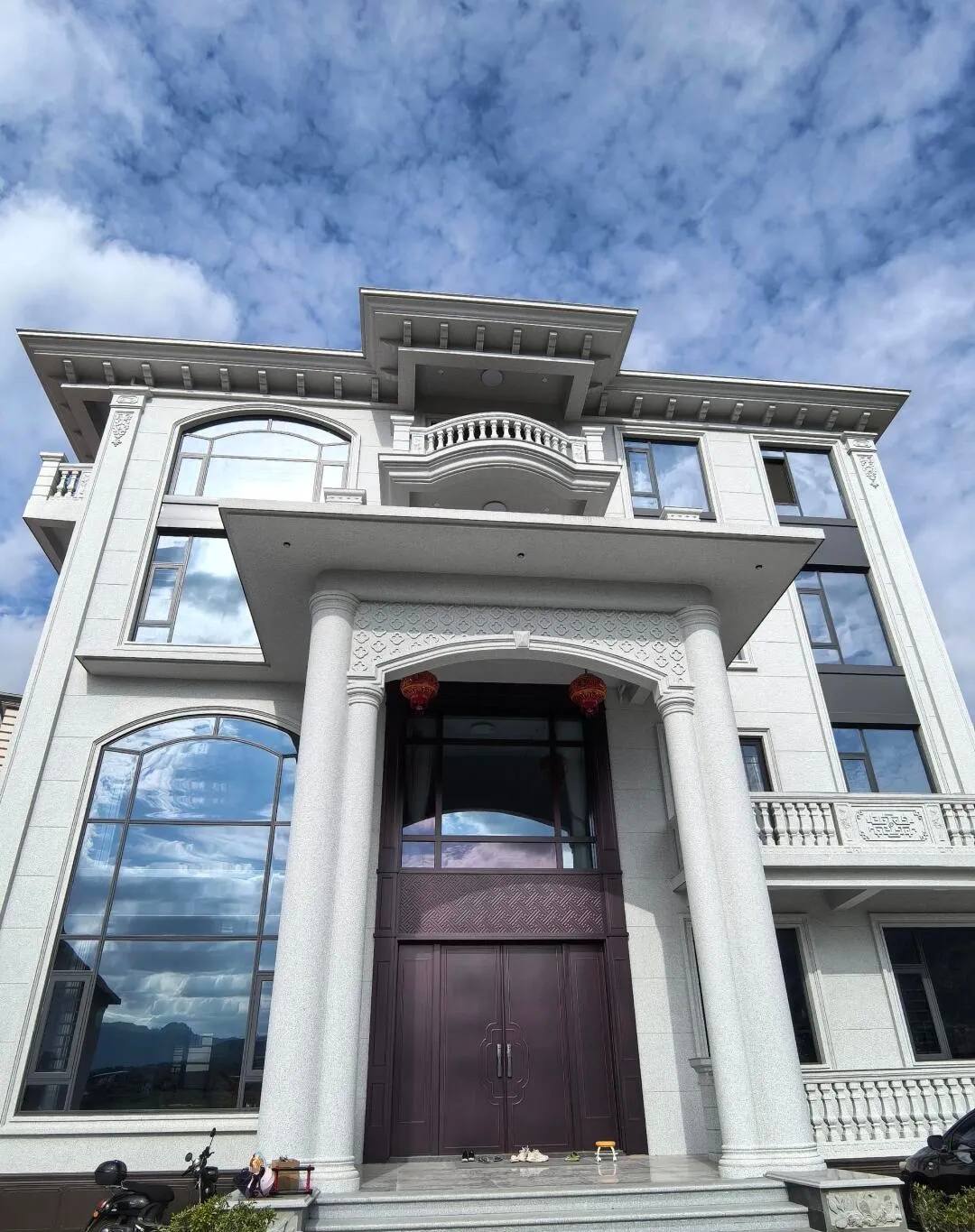 呼伦贝尔白麻别墅外墙干挂石材效果示例