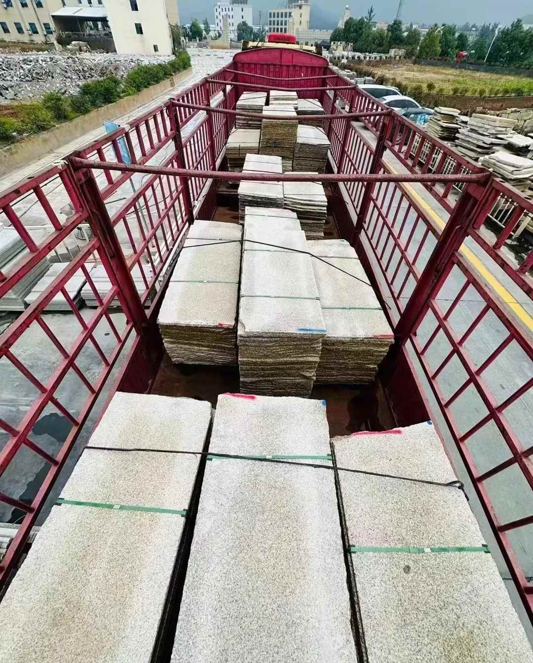 呼伦贝尔 黄金麻花岗岩荔枝面，光面毛板装车完成