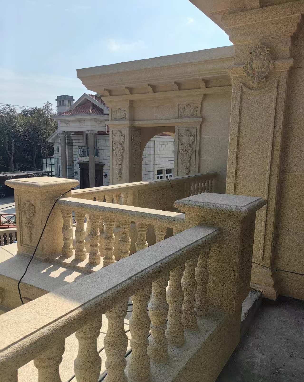 呼伦贝尔 黄金麻别墅外墙干挂雕花配合阳台栏杆花瓶柱