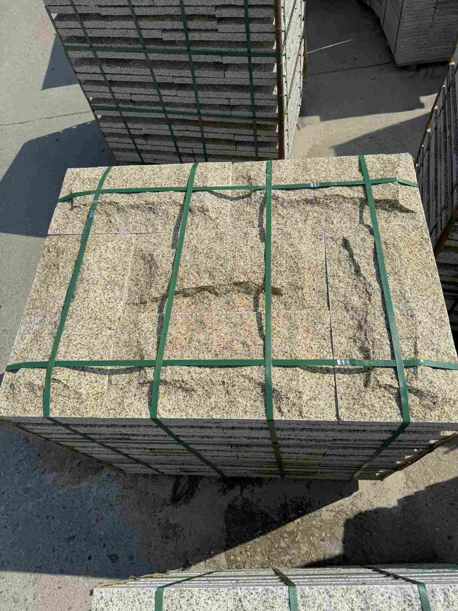 呼伦贝尔 黄金麻花岗岩石材自然面蘑菇石成品