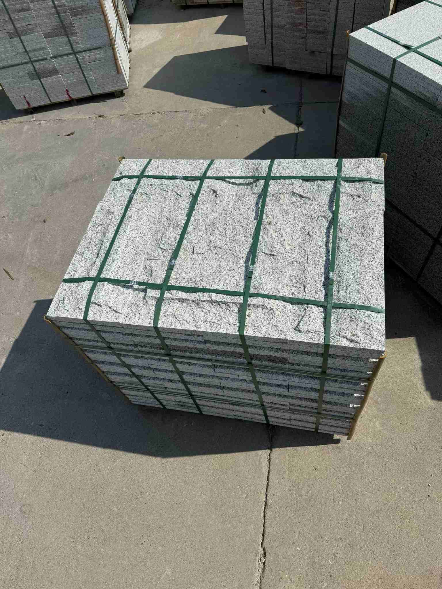 呼伦贝尔 白麻花岗岩石材自然面蘑菇石成品