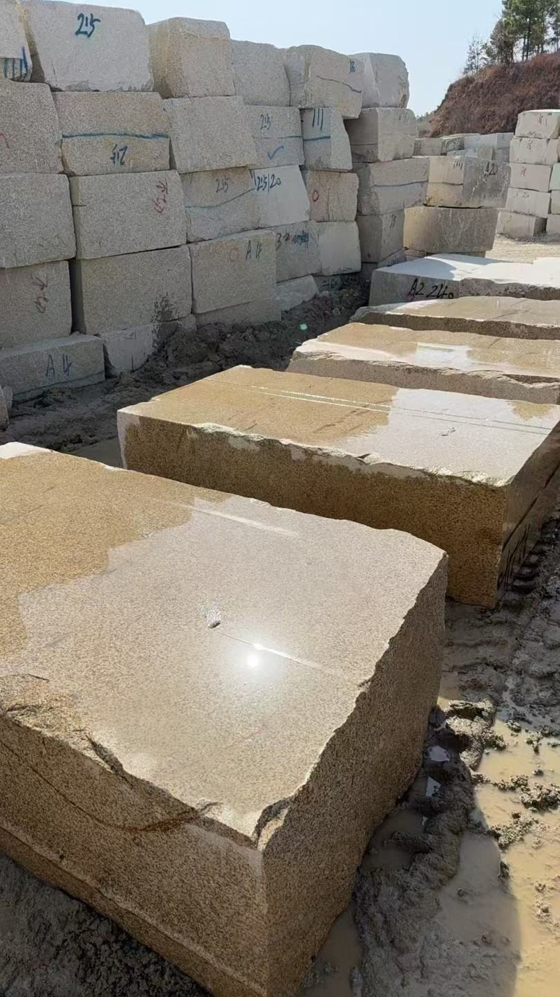 呼伦贝尔 黄金麻方料堆场洗料分选中，原材料充足