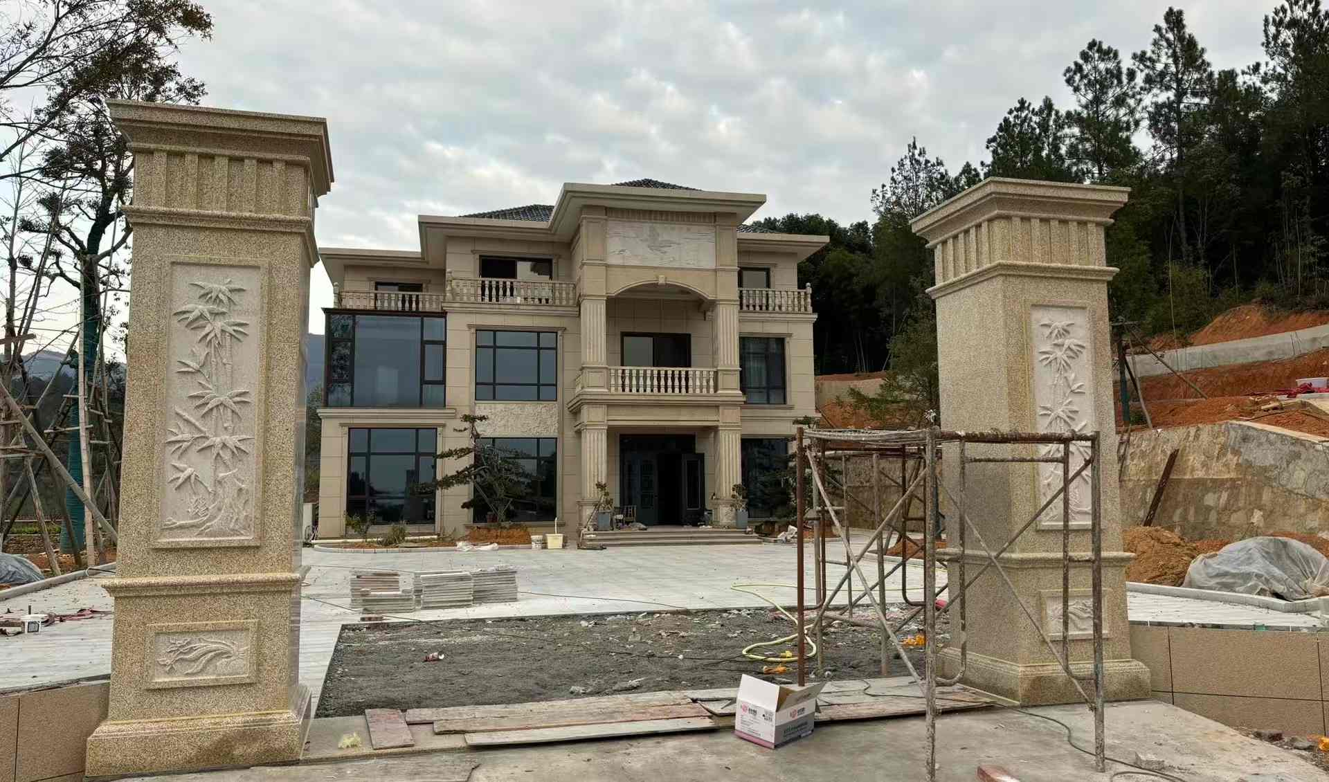 呼伦贝尔 黄金麻花岗岩别墅雕花外墙干挂配上门口雕花罗马柱